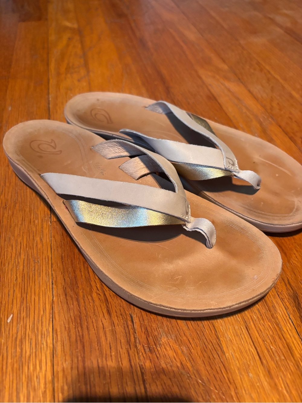 Olukai KaeKae Women's Full Grain Leather Flip Flop Sandals Two Tone Size 9 Beach